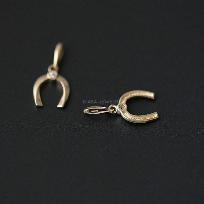 Simple Horseshoe Pendant with Zircon Solitaire, Equestrian Charm with Bevel-Set Gemstone, Good Luck Jewelry for Men and Women in 9k Gold