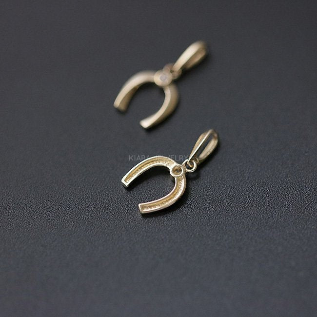 Simple Horseshoe Pendant with Zircon Solitaire, Equestrian Charm with Bevel-Set Gemstone, Good Luck Jewelry for Men and Women in 9k Gold