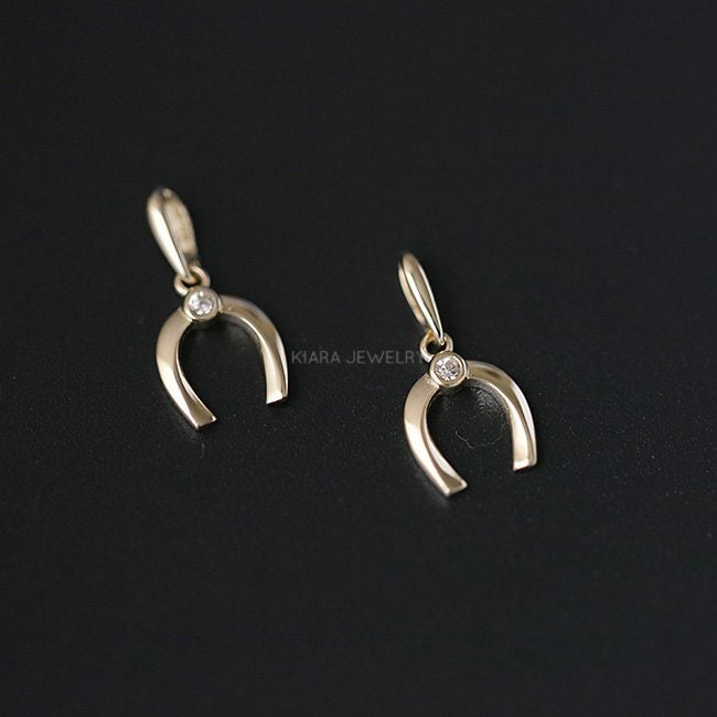 Simple Horseshoe Pendant with Zircon Solitaire, Equestrian Charm with Bevel-Set Gemstone, Good Luck Jewelry for Men and Women in 9k Gold
