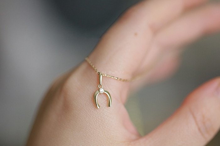 Simple Horseshoe Pendant with Zircon Solitaire, Equestrian Charm with Bevel-Set Gemstone, Good Luck Jewelry for Men and Women in 9k Gold