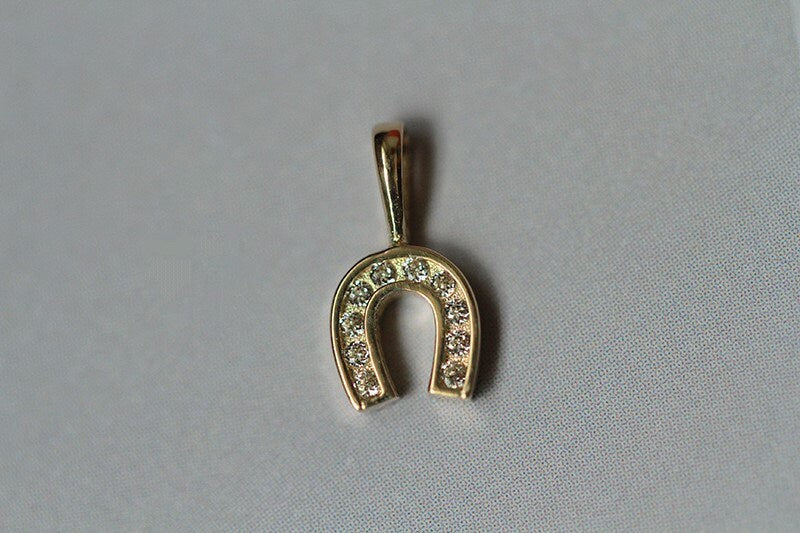 9k yellow gold classic U-shaped horseshoe pendant [ lucky ]